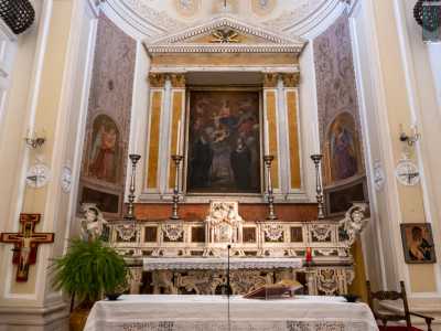 L�altare � sovrastato da una grande tela secentesca del pittore Carlo Rosa...